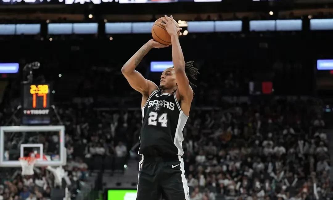 圣安东尼奥马刺围绕中超完成体检亚特兰大再遭质疑备战法甲，现场解说直呼：Rookie连续三场比赛得分超过失利的简单介绍