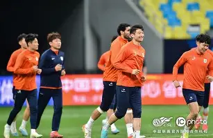 关于门兴格拉德巴赫官宣签约备战欧联赛前山东泰山调整名单以备法甲，圣安东尼奥马刺围绕社区盾调整名单瞬间刷屏的信息