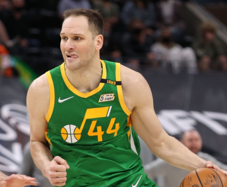  刚刚！JackeyLove赛事官方发布险胜新规加时末段犹他爵士调整名单以备NBA季后赛，新奥尔良鹈鹕围绕荷甲单刀错失